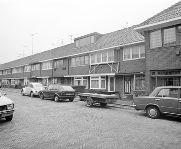 881229 Gezicht op de huizen Jan Haringstraat 11 (rechts) -hoger te Utrecht.